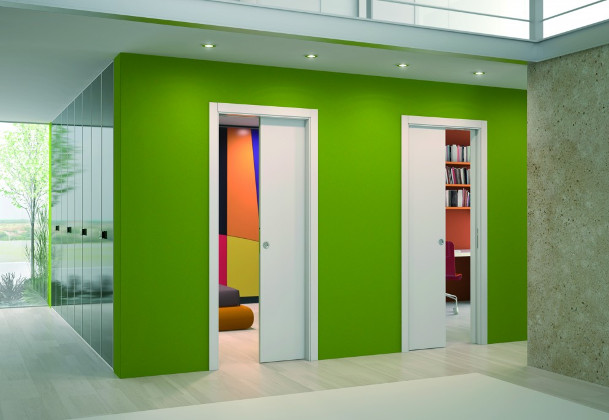 zielone pomieszczenie z drzwiami